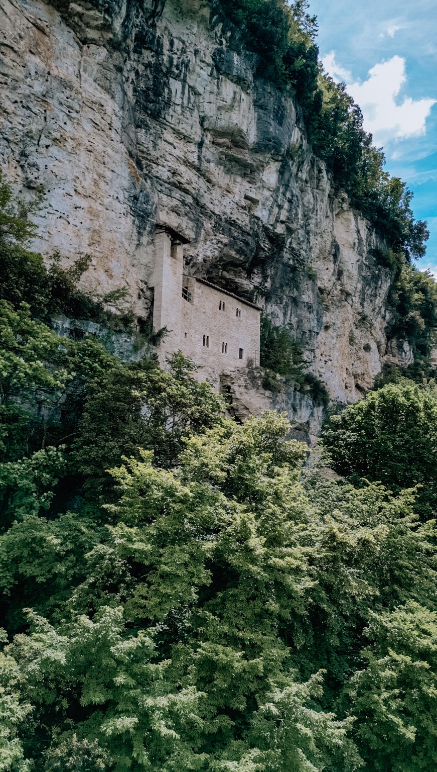 Eremo di San Marco incastonato nella roccia