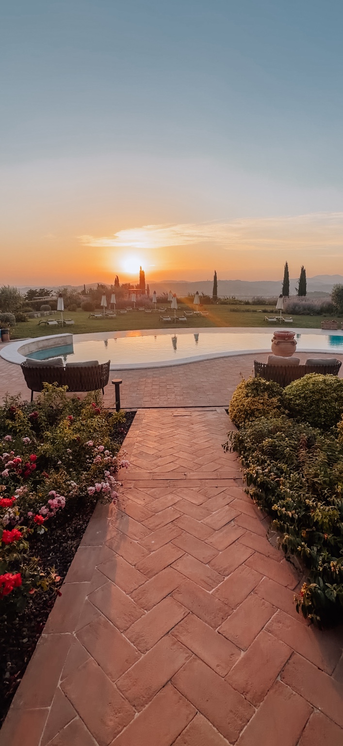 Piscina panoramica di Borgobrufa SPA Resort al tramonto