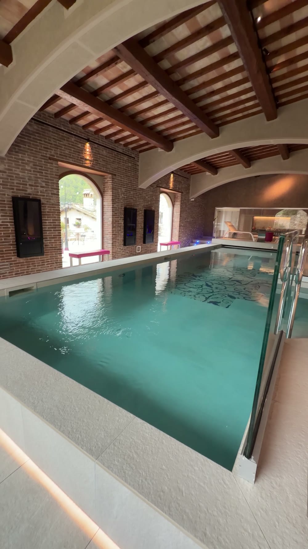 Piscina interna della SPA di Torre del Nera, tra archi e travi a vista